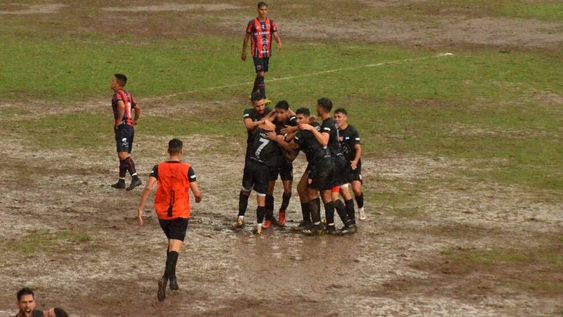 Cantando bajo la lluvia. En un partido intenso, jugado bajo un chaparrón y en un campo de juego imposible, San Martín consiguió torcer el rumbo del juego y venció a Andes Talleres 3 a 2. / Gentileza Prensa ACSM.