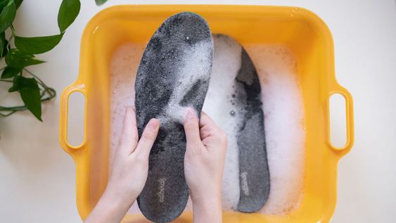 Mantener una rutina continua de limpieza ayuda a mantener las plantillas y las zapatillas libre de bacterias.