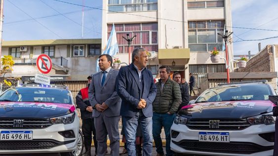 El gobernador Alfredo Cornejo y el intendente Francisco Lo Presti presentaron la nueva flota de vehículos para la Guardia Urbana Municipal. Foto: Prensa Mendoza