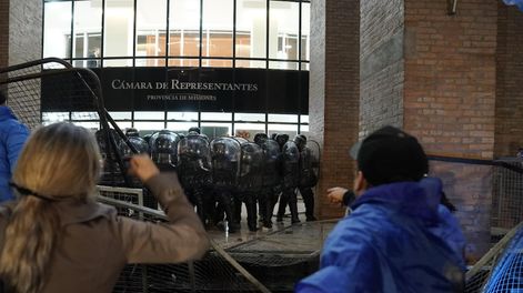 Los Andes | “Hay docentes que fueron hospitalizados; nos estamos muriendo de hambre, me estoy cagando de hambre, 257 mil pesos mi sueldo”, expresó una docente en diálogo con LN+.Foto: Gentileza Clarín