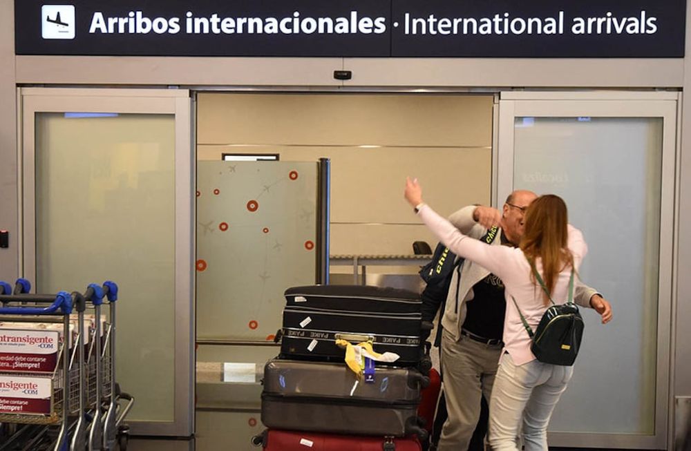 Turistas. Con la suba del dólar aumenta el turismo extranjero en el país. Viajeros provenientes de San Pablo (Brasil) arriban al aeropuerto. Foto: Los Andes