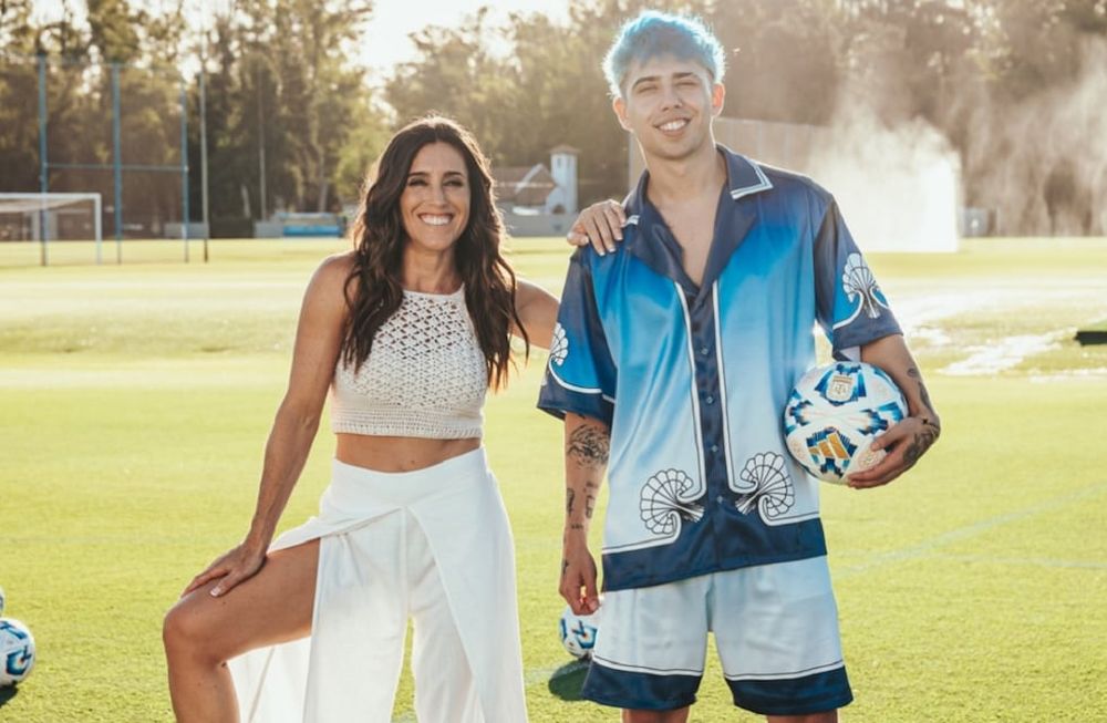 Antes de que la pelota vuelva a rodar, los dos artistas presentaron la canción oficial de la Liga Profesional (Foto: Web)