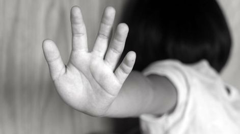 Un hombre de origen boliviano y su pareja y madre de dos hijas menores fueron detenidos al descubrirse que ambas fueron embarazadas por el padrastro.