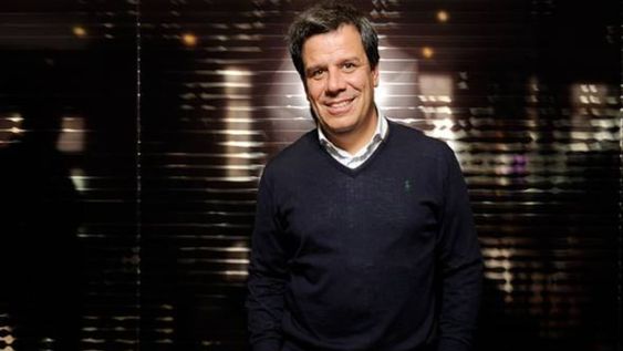 El neurólogo estrella Facundo Manes permanecerá internado debido a un cuadro de neumonía por Covid-19.
