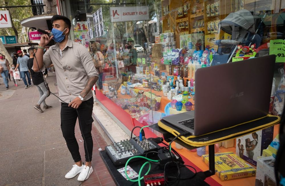 Maximiliano Álvarez, cantautor. Sus temas melódicos suenan en una de las principales calles comerciales de Mendoza, y suelen dejarle un buen ingreso a la gorra. / Foto: Ignacio Blanco
