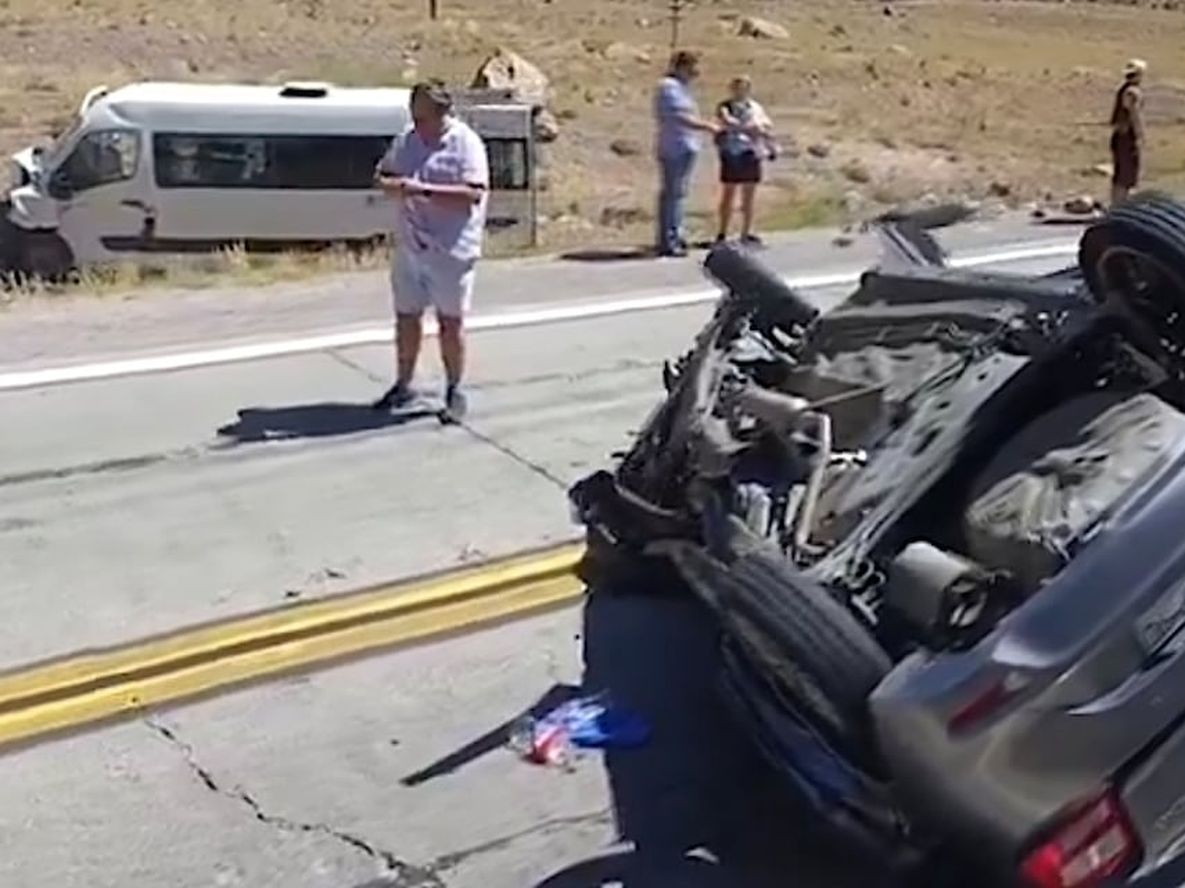 Choque frontal en la ruta internacional a Chile. Ocurrió pasadas las 15 en el kilómetro 1208 a la altura de Penitentes. La colisión fue entre un auto y una combi.