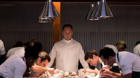 Ralph Fiennes y Hong Chau en El Menú. Foto cortesía de Searchlight Pictures. © 2022 20th Century Studios All Rights Reserved.