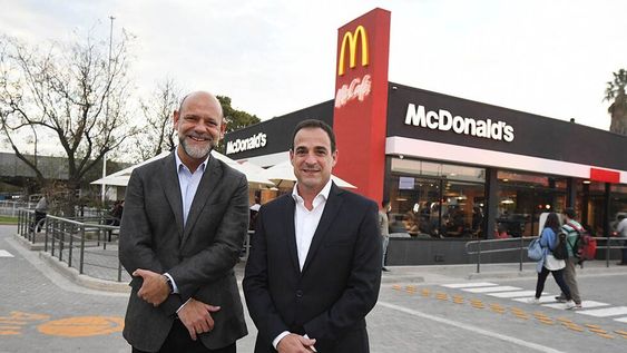Dos referentes de McDonald’s en Mendoza y Argentina hablaron sobre sustentabilidad, empleo joven y tendencias en el consumo. Cómo la provincia es parte de los objetivos de la marca dentro del país. / Foto: José Gutierrez / Los Andes