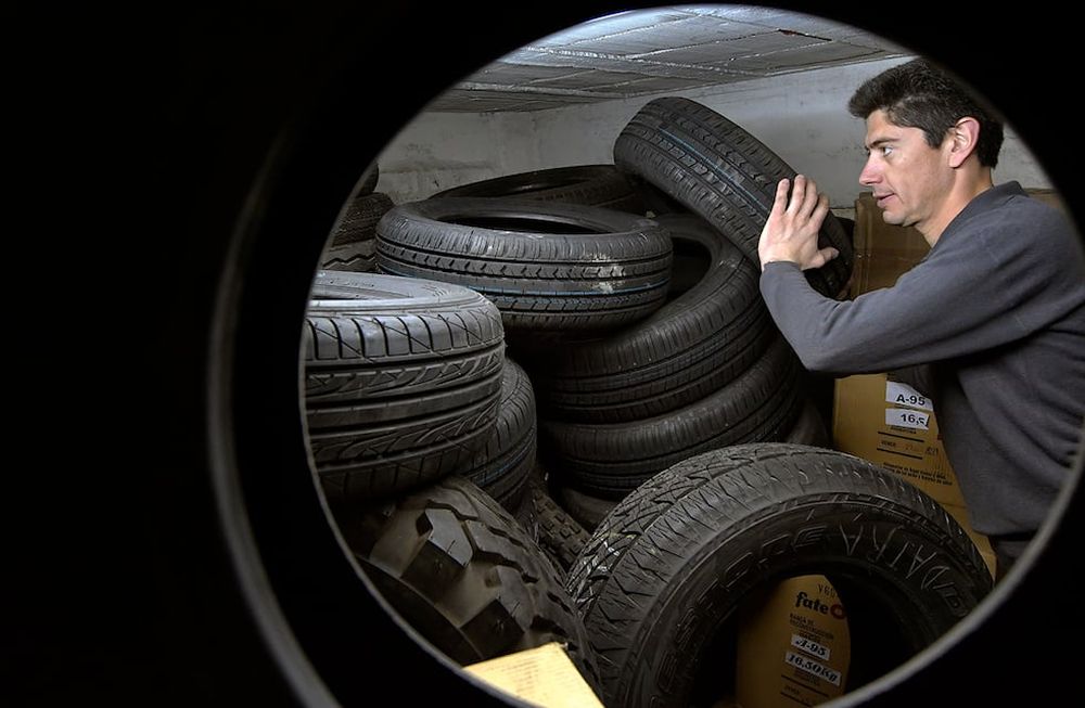 Por problemas sindicales las tres fábricas que hay en el país ( Fate O, Pirelli y Bridgestone ), están con la fabricación de neumáticos paralizadas. En el mercado ya empiezan a faltar algunas medidas.En la foto, La Casa de Neumáticos Narváez, de Ciudad tiene stock. Facundo apila cubiertasFoto: Orlando Pelichotti/ Los Andes