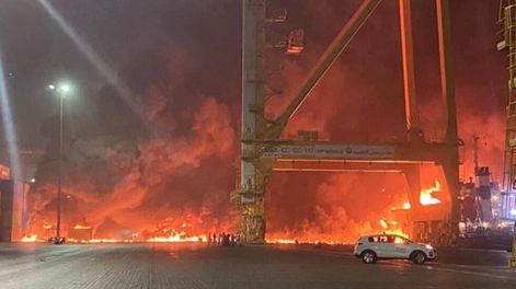 Los Andes | El siniestro en el puerto de Dubai se originó por el incendio en un buque carguero.
