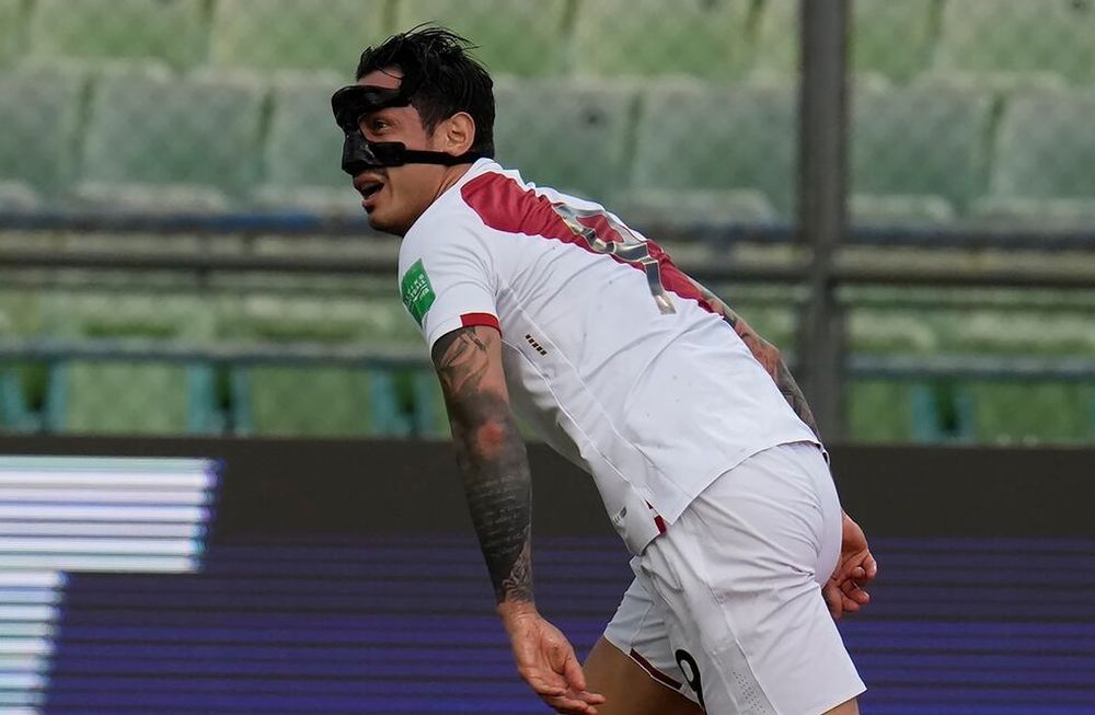 Gianluca Lapadula marcó el 1-0 parcial de Perú contra Venezuela, por la fecha 14 de las Eliminatorias Sudamericanas. De ganar, los de Gareca se meten en zona de clasificación. /AP