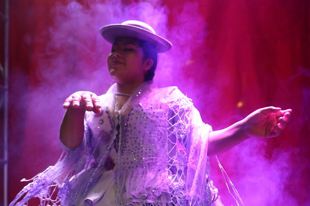 Las peleas de cholitas (mujeres de pollera) son un espectáculo cultural y deportivo muy conocido, mezcla de lucha libre, turismo y tradición aimara. Son combates inspirados en la lucha libre mexicana y el catch boliviano. Combinan acrobacias, humor, actuación y una narrativa donde muchas veces la cholita lucha contra 'el abusivo' o 'el villano'.