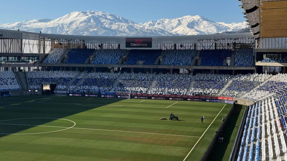 El Arena Claro de la Universidad Católica, cuenta con pasto sintético de última generación.&nbsp;