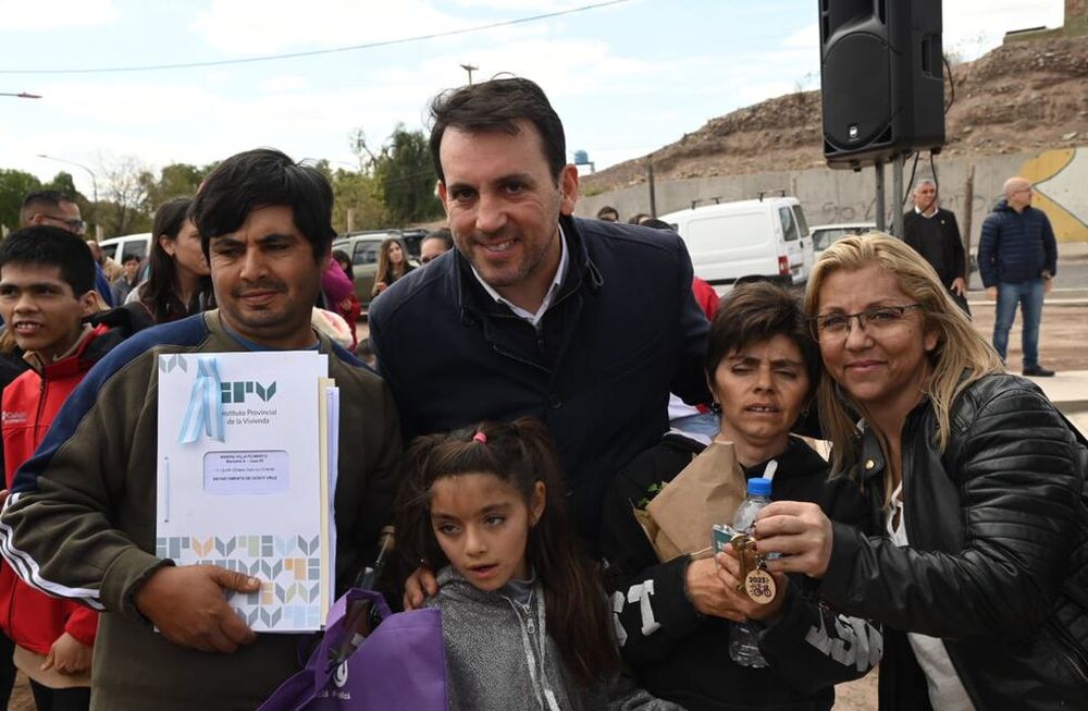 Godoy Cruz: 32 familias recibieron su casa en el barrio Villa Filiberto