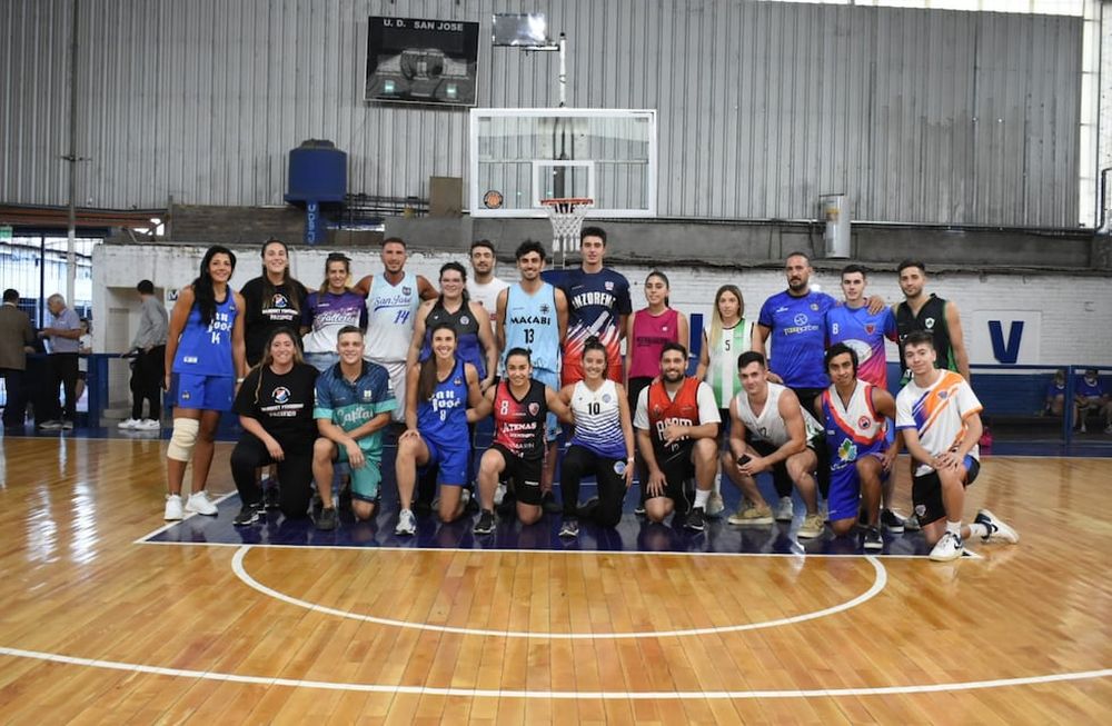 Todos los equipos del básquet masculino y femenino de Superliga, lanzaron el próximo Torneo Apertura. / Gentileza: Andres Arequipa.