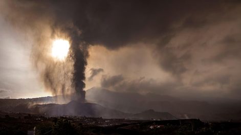Los Andes | La lava de la erupción de un volcán fluye en la isla de la Palma en las Canarias. (AP)