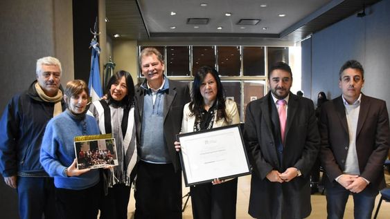 El hijo del filósofo, Enrique Domingo Dussel Ambrosini, estuvo presente en este reconocimiento del que participaron la senadora Cristina Gómez (autora de la iniciativa) y el intendente de La Paz, Fernando Ubieta.