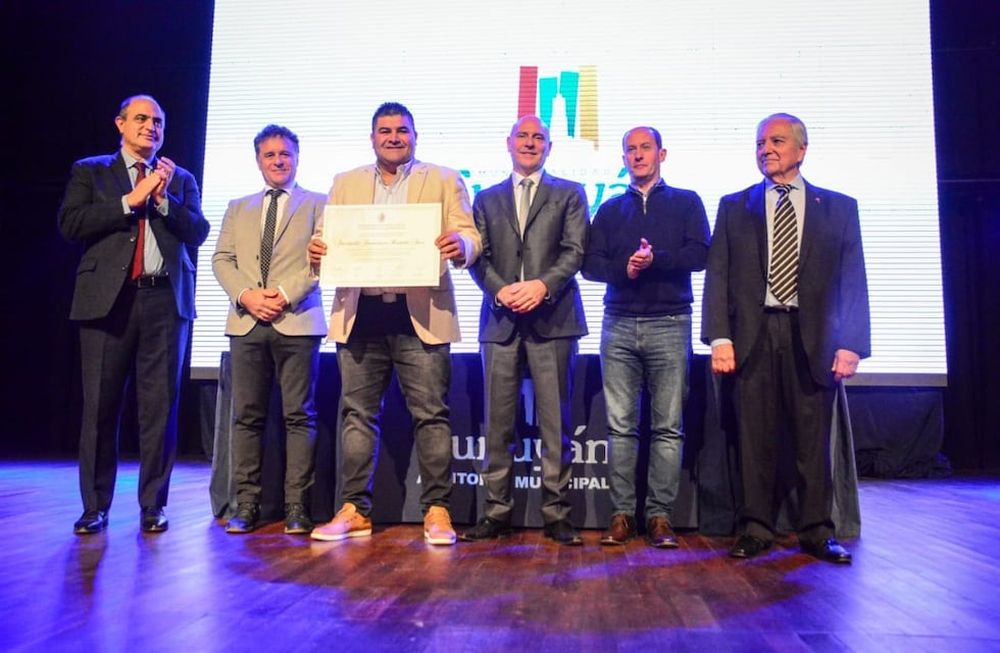 Facundo Arce con el intendente Gustavo Soto. Acompañan el presidente de la Corte, Dalmiro Garay y los ministros Mario Adaro, Omar Palermo y Julio Gómez.