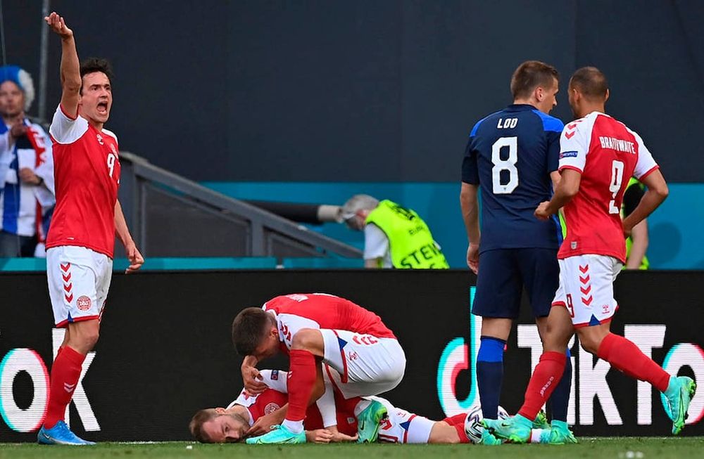 Christian Eriksen se desplomó en pleno partido de la Eurocopa. El cuerpo médico y sus compañeros le salvaron la vida.