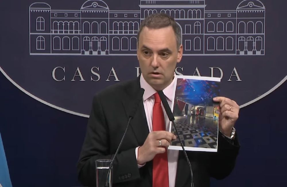 El vocero Manuel Adorni habla del boliche clandestino en un local cedido a la Universidad Nacional de Madres de Plaza de Mayo (Captura de video)