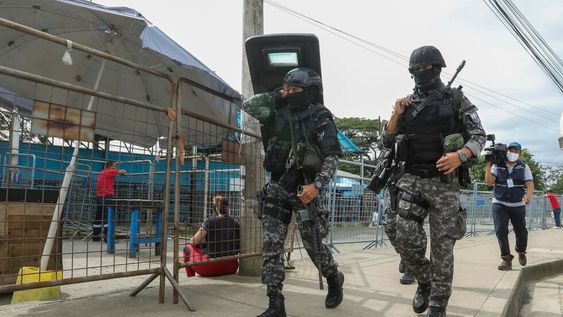 Militares y policías custodian los exteriores y interior de la Penitenciaría del Litoral, tras el enfrentamiento del 15 de abril que involucró a presos de los pabellones 3, 5, 8 y 9 en Guayaquil (Ecuador). Foto: EFE/ Jhonatan Miranda