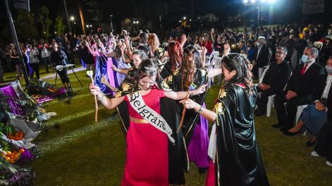 Los Andes | La fiesta de la polémica elección se hizo en el Museo del Vino, que pertenece a la comuna de Maipú, gobernada por el Frente de Todos. En primera fila se ven a Marcelo Romano (Partido Verde) y al intendente Matías Stevanato (Frente de Todos). foto: Mariana