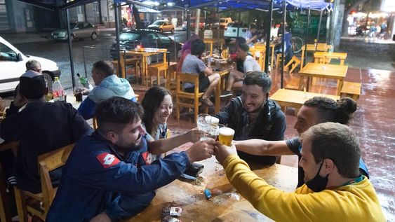 Decenas de bares y restaurantes se instalaron con fuerza en los últimos meses y son un imán para los vecinos / Mariana Villa