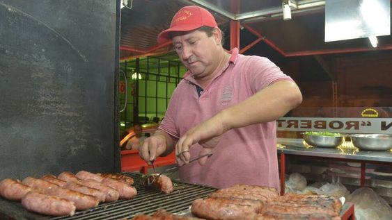 Adiós a los choris de la cancha: prohíben la venta callejera afuera de los estadios