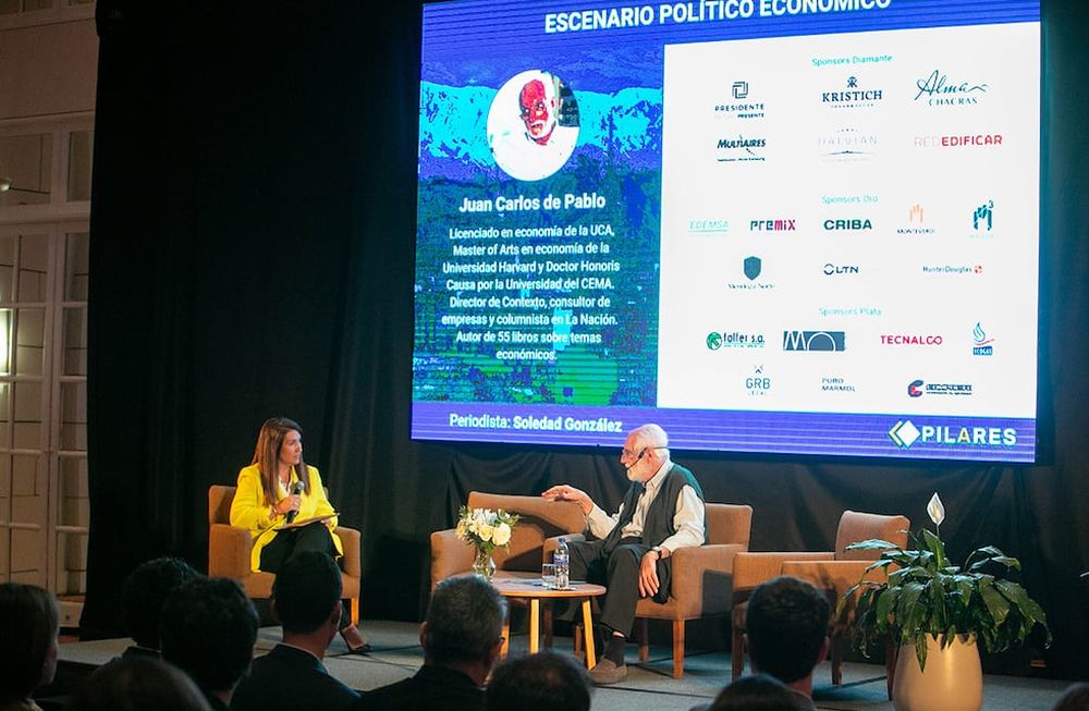 Juan Carlos de Pablo, licenciado en Economía, luego de su exposición respondió las preguntas de Soledad Gonzalez, editora de Economía de Los Andes.. Foto Los Andes