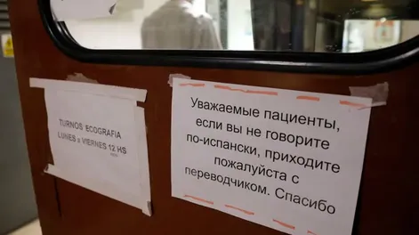 Carteles escritos en ruso en el cuarto piso del Hospital Fernández. / Foto: La Nación