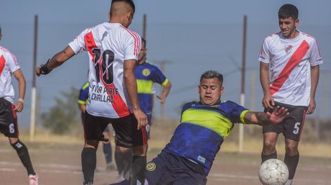 Los Andes | Friccionado. Jonathan Nievas (10), de River del Challao, disputa el balón con Manuel Zapata (9), de Boca Juniors de Bermejo. El River-Boca mendocino fue para los de la Banda. Mariana Villa / Los Andes