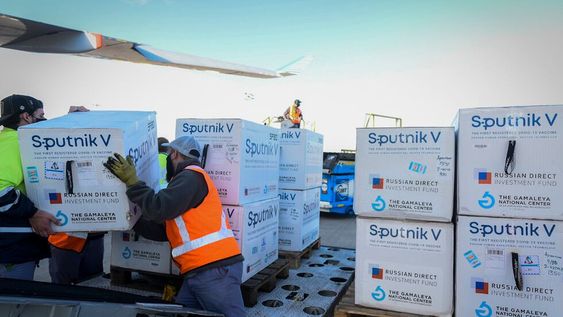 Partió otro vuelo de Aerolíneas en busca de Sputnik-V: solo el 14% ha recibido la 2da dosis