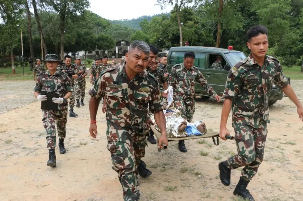 Oficiales del Ejército de Nepal llevando a cabo un rescate en helicóptero de supervivientes tras la riada, en Trishuli Bazar, en el distrito de Nuwakot (Nepal).