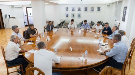 El gobernador Alfredo Cornejo y los intendentes en la Casa de Gobierno. Foto: Prensa Gobierno de Mendoza.