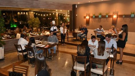 Guarda 14 | Franco Bazán y Tatiana Nessier frente a las decenas de personas que pudieron participar de Vinos y Pastas de Guarda14 - José Gutiérrez / Los Andes