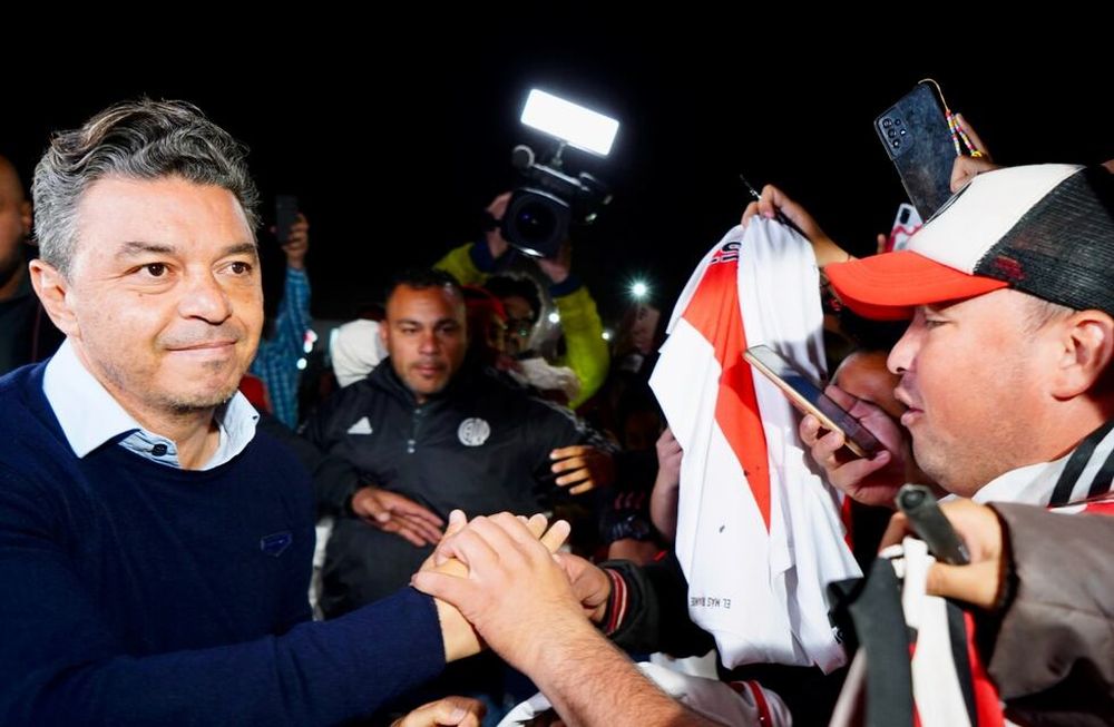 La salida de Marcelo Gallardo del estadio Monumental y el saludo de hinchas. (Gentileza Clarín)