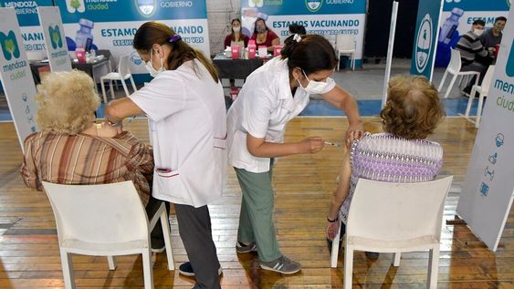 CONAIN acordó junto con los ministerios de salud de todo el país comenzar con la aplicación del segundo refuerzo de vacunación COVID-19 en grupos priorizados. / Foto: Orlando Pelichotti