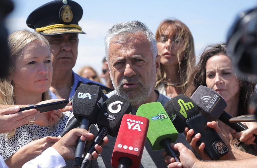 Cornejo junto a la vice Hebe Casado. Detrás, el director de Policías Marcelo Calipo y la ministra de Seguridad Mercedes Rus.
