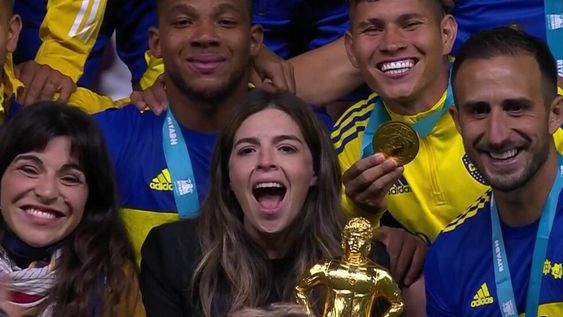 Dalma y Gianinna Maradona en la premiación junto a Carlos Izquierdoz, el capitán de Boca. (Captura TV)