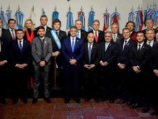 Milei con los Gobernadores en la casa de Tucumán, 2024.