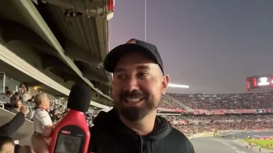 Sebastián y Nuria son pareja hace más de 20 años y tienen el canal SN Challenge, donde analizan música, hinchadas y comidas de nuestro país. Estuvieron en La Bombonera y en el Monumental. / Gentileza.