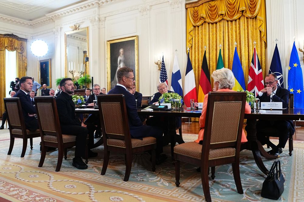 El presidente de los Estados Unidos, Donald J. Trump, participa en una reunión multilateral con líderes europeos: (primer plano, de izq. a der.) el secretario general de la OTAN, Mark Rutte; el presidente de Ucrania, Volodímir Zelenski; el presidente de Finlandia, Alexander Stubb; y la presidenta de la Comisión Europea, Ursula von der Leyen; con (al fondo, de izq. a der.) el primer ministro británico, Keir Starmer; el presidente francés, Emmanuel Macron; y el canciller alemán, Friedrich Merz, en la Sala Este de la Casa Blanca en Washington, D.C., EE. UU.
