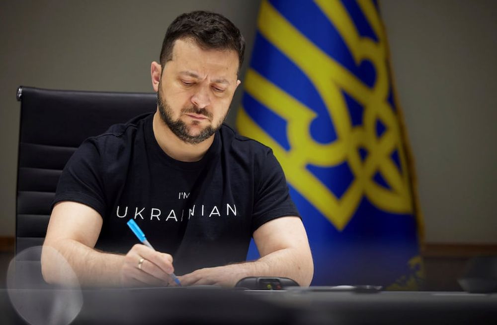 El presidente ucraniano Volodimir Zelensky toma notas durante una conferencia de prensa en línea para los medios daneses. (Foto / Prensa Presidencial de Ucrania)