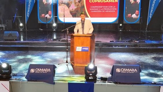 El presidente de la Cámara de Comercio, Industria, Agricultura y Ganadería de General Alvear, Ramiro Labay, en su discurso en el almuerzo oficial de la 43° edición de la Fiesta Nacional de la Ganadería de Zonas Áridas. Foto: Gentileza