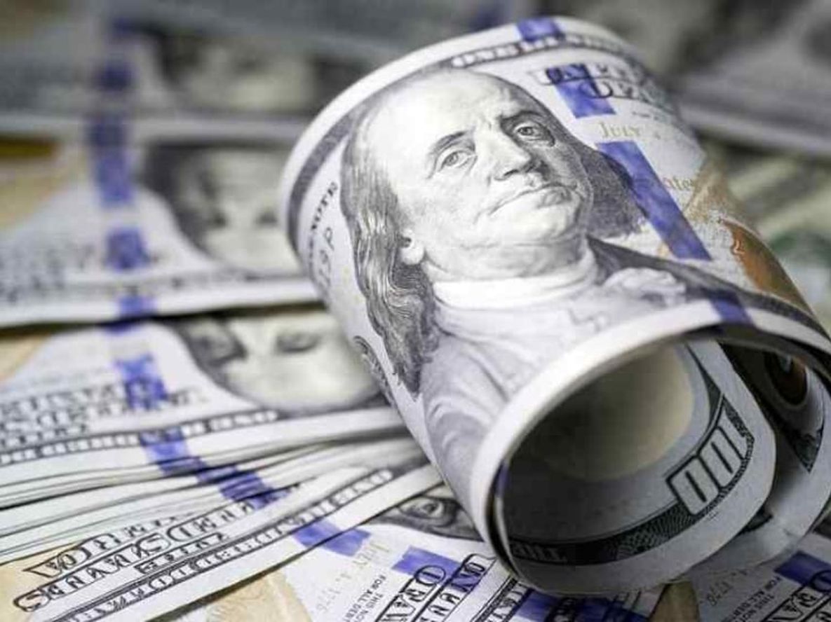 El dólar en el mercado informal bate récords en Argentina (AP/Archivo)