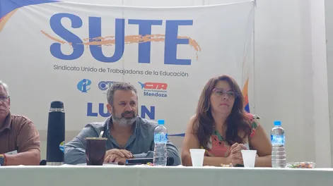 El secretario general del SUTE, Gustavo Correa, encabezó el plenario provincial en Luján.&nbsp;