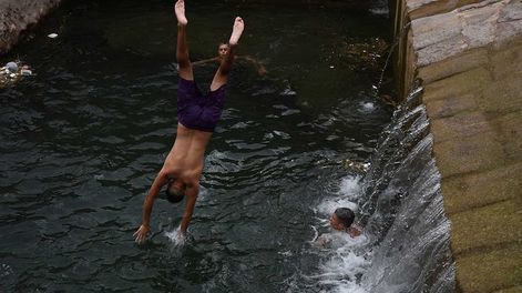 Los Andes | La odisea de sobrevivir a la ola de calor sin aire, ni ventilador, ni agua, pero con el riesgo de morir ahogados. Foto: Imagen ilustrativa (José Gutiérrez / Los Andes)