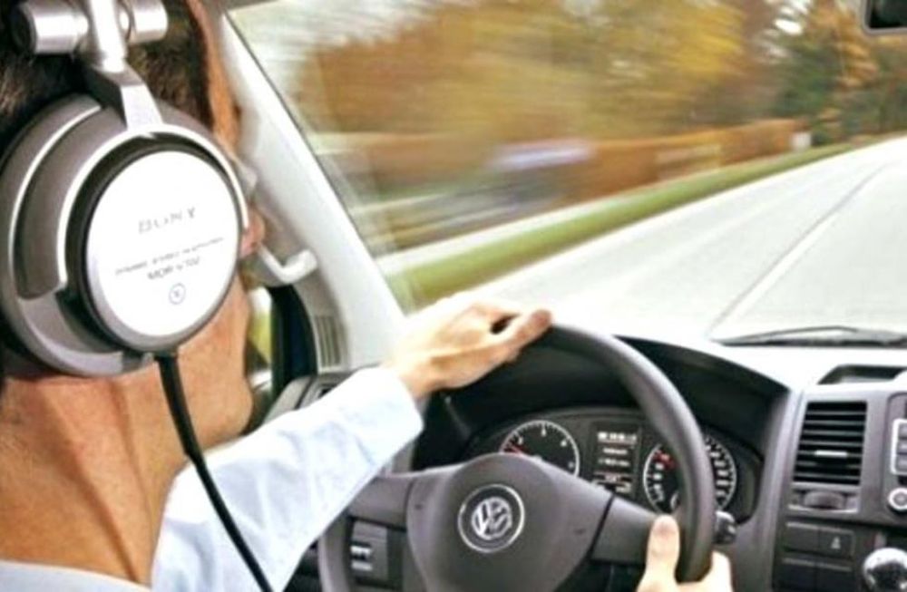 Mientras conducimos un automóvil, es aconsejable utilizar el bluetooth del auto para recibir llamadas y evitar usar los auriculares.