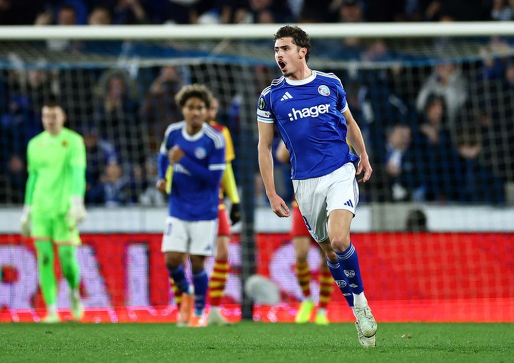 El delantero se ganó su lugar rápidamente en el Estrasburgo. El delantero se ganó su lugar rápidamente en el Estrasburgo.