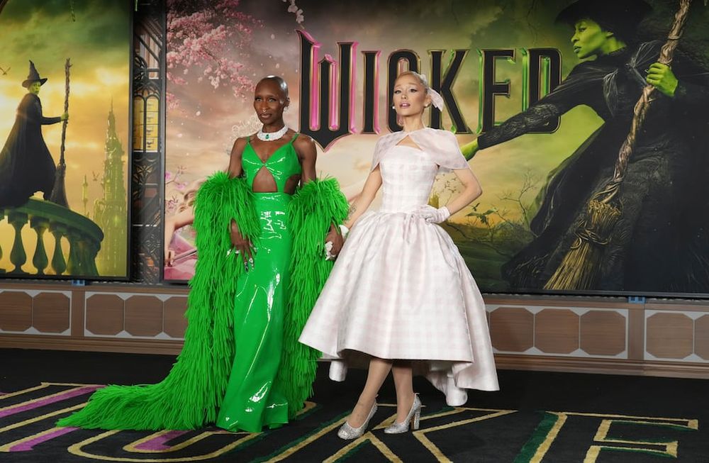 ARCHIVO - Cynthia Erivo, izquierda, y Ariana Grande llegan al estreno de Wicked el 9 de noviembre de 2024 en el Dorothy Chandler Pavilion de Los Ángeles. (Foto Jordan Strauss/Invision/AP, File)